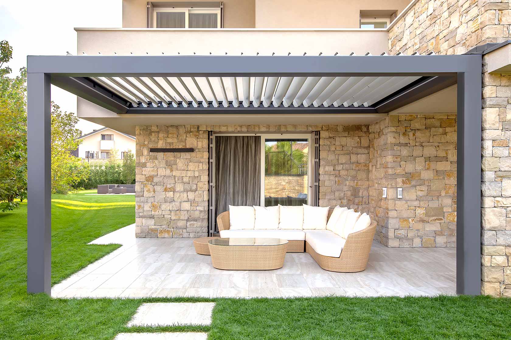 Pergola bioclimatica con lamelle orientabili