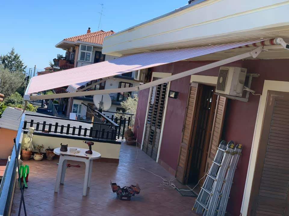 Tenda da sole a bracci estensibili