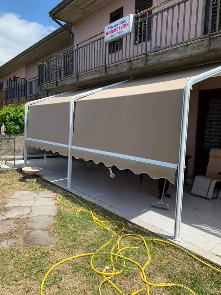 Tenda da sole a capanno con guide laterali
