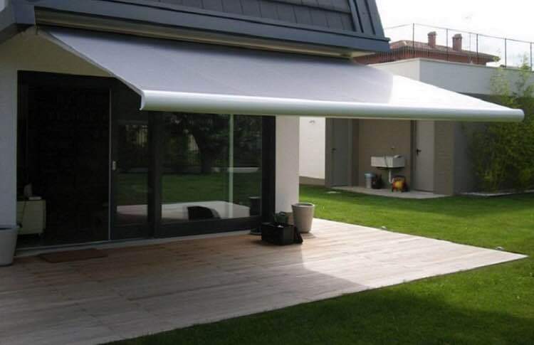Tenda da sole a bracci con cassonetto integrale