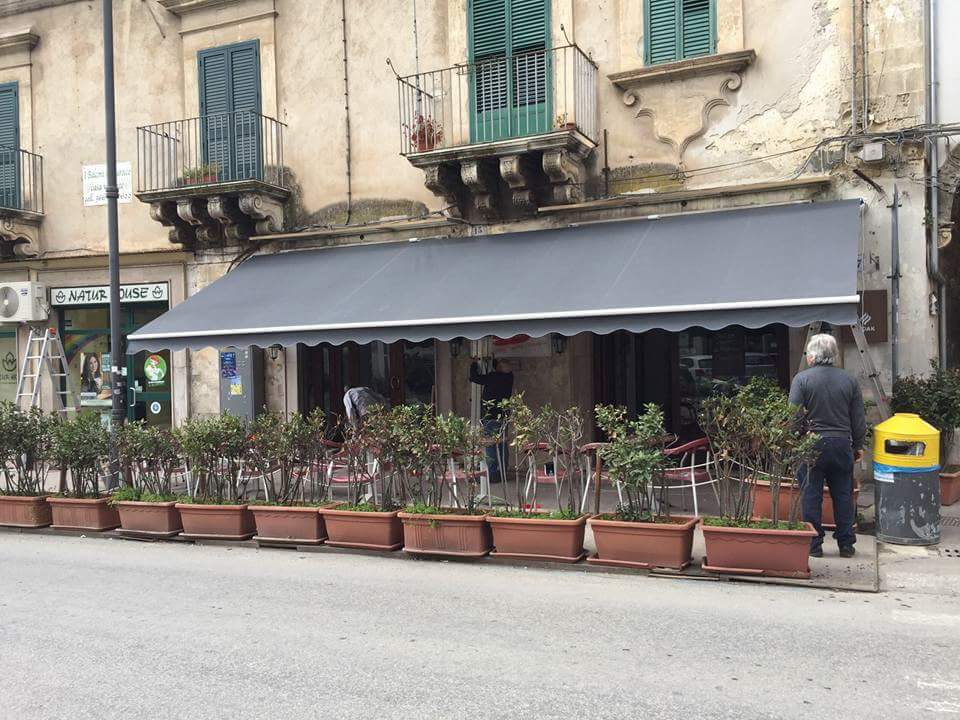 Tenda da sole a bracci estensibili