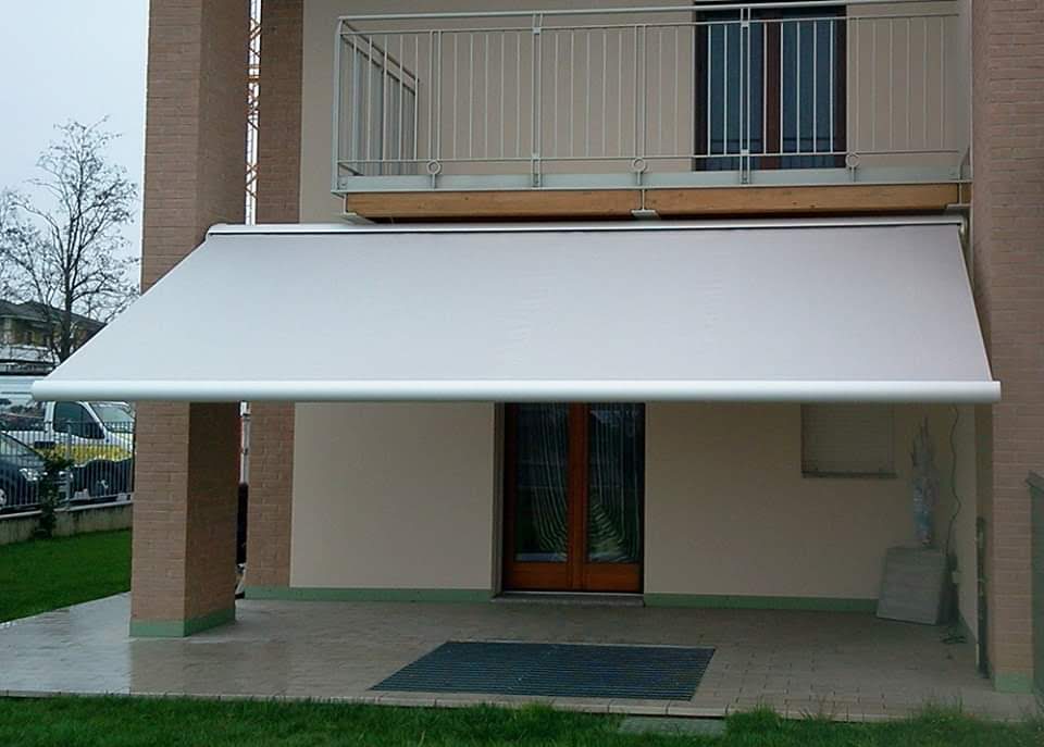 Tenda da sole a bracci modello cassonettata