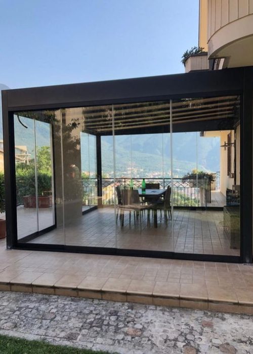 Pergola con vetrate panoramiche scorrevoli